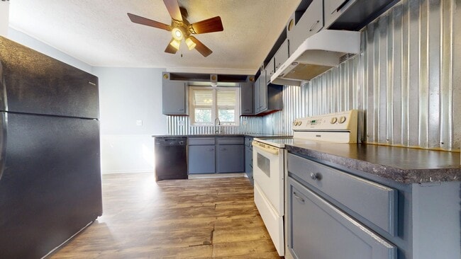 Building Photo - Cute Cape Cod, 3 or 4 bedroom in Mansfield