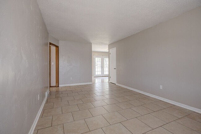 Building Photo - First Full Month's Rent Free! Spacious 3BD/1.BTH Home in Spencer
