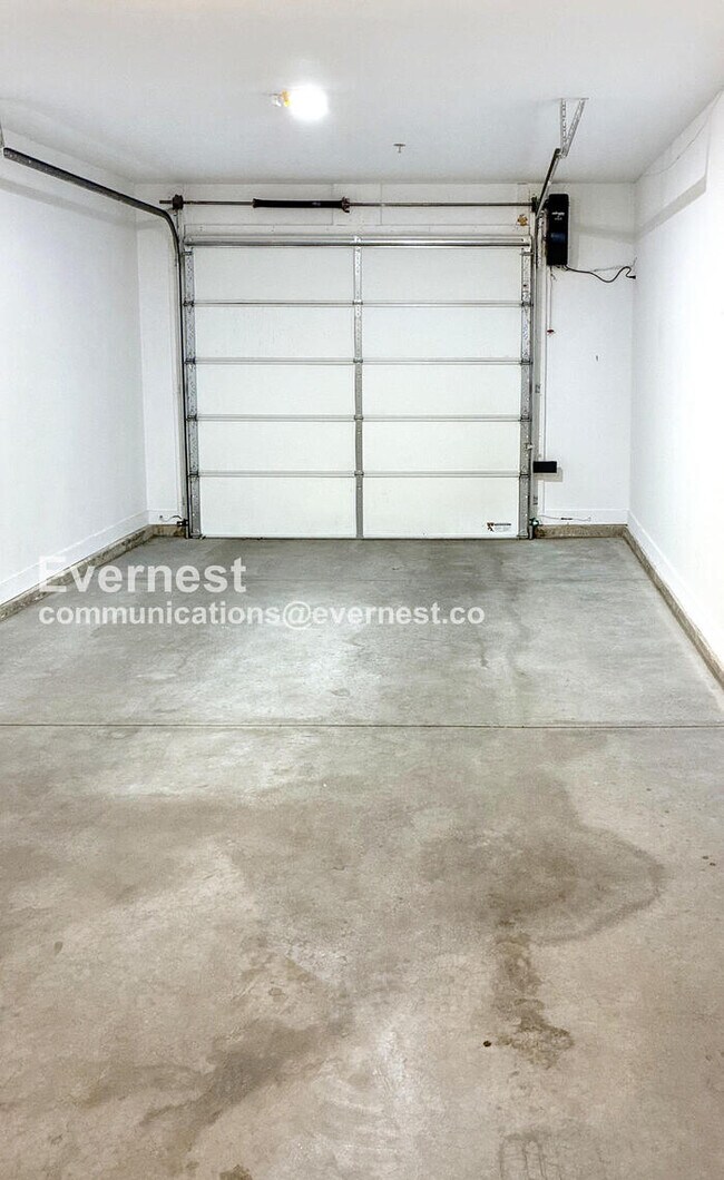 Building Photo - 3 Bed/2 Bath Condo with Garage / Available...