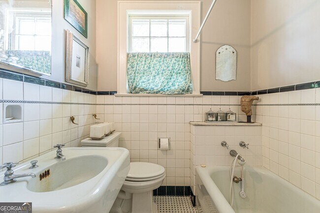 Building Photo - 1878 Cambridge Ave