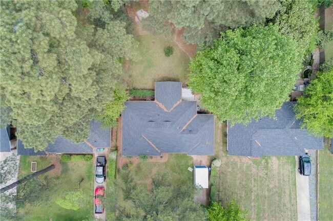 Building Photo - 1858 Longdale Dr