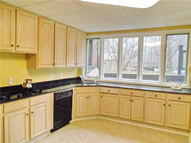 Building Photo - 1530 Scenic Hollow Dr