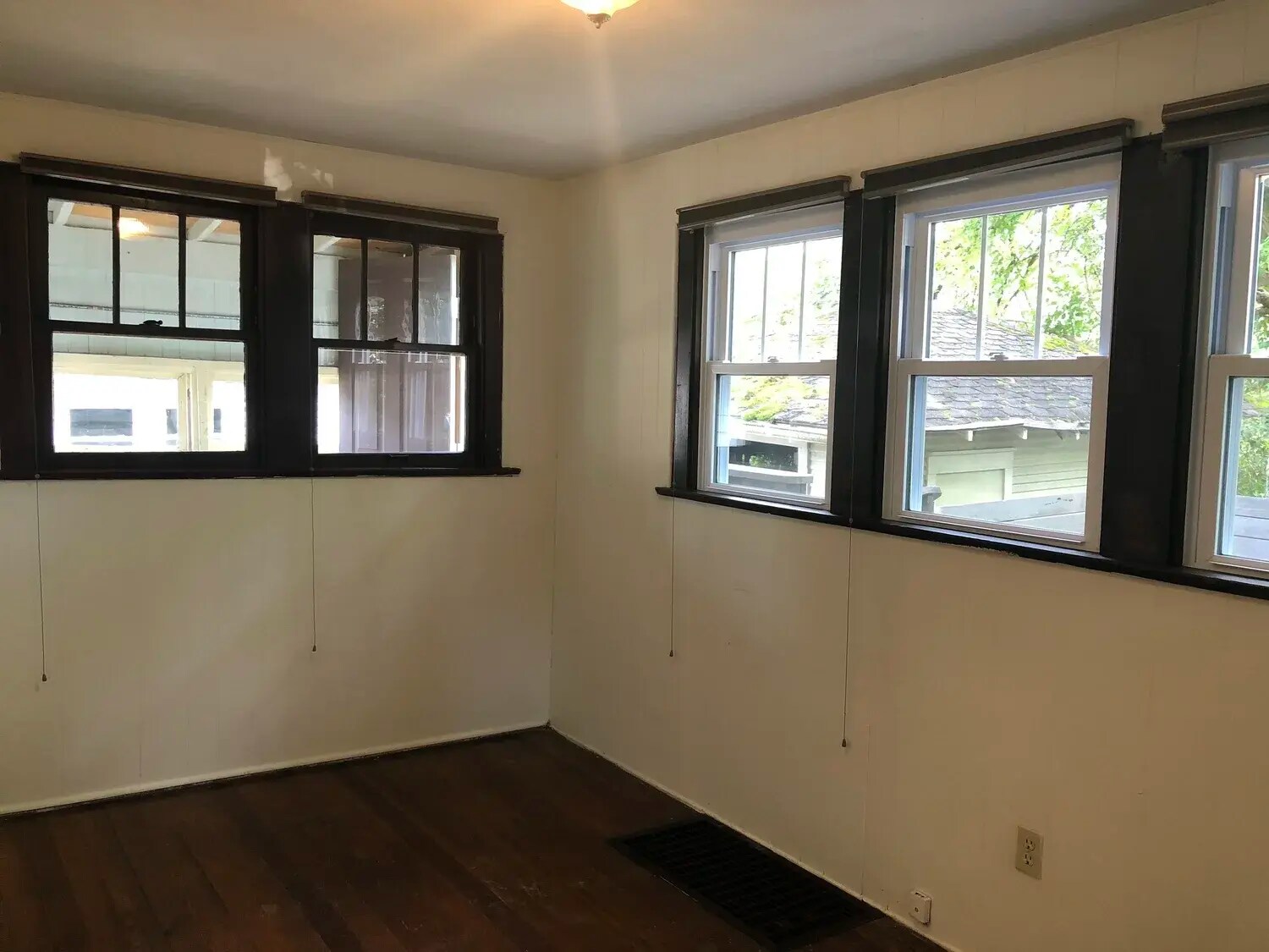 Building Photo - 518 E 2nd St