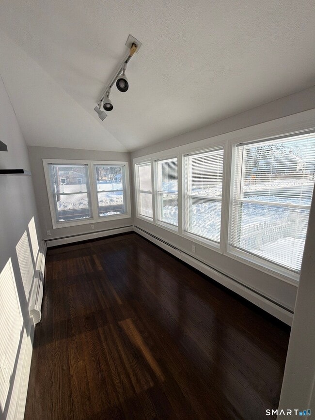 Building Photo - 610 Ives Row