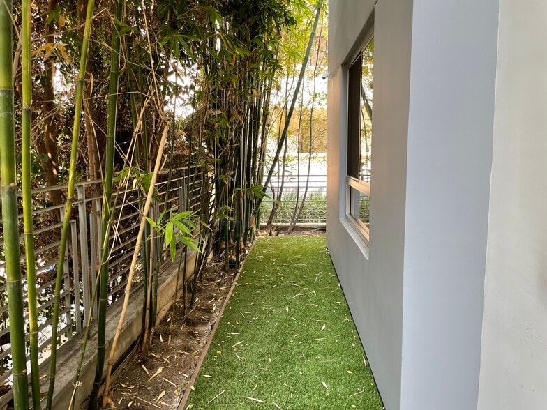 Building Photo - 1666 Greenfield Ave