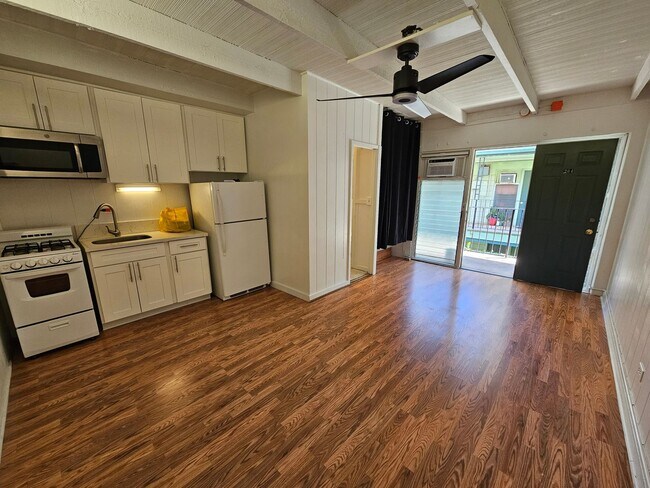 Building Photo - Walkup Studio in Waikiki
