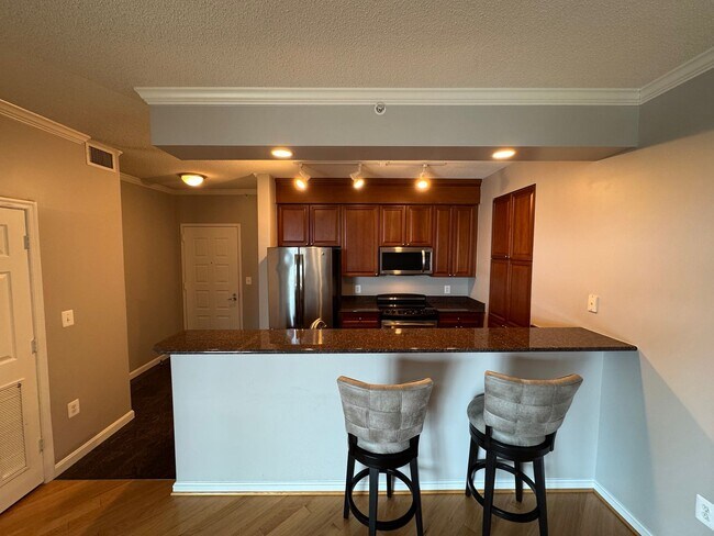 Building Photo - Bright 1 Bed 1 Bath Condo With Sunroom In ...
