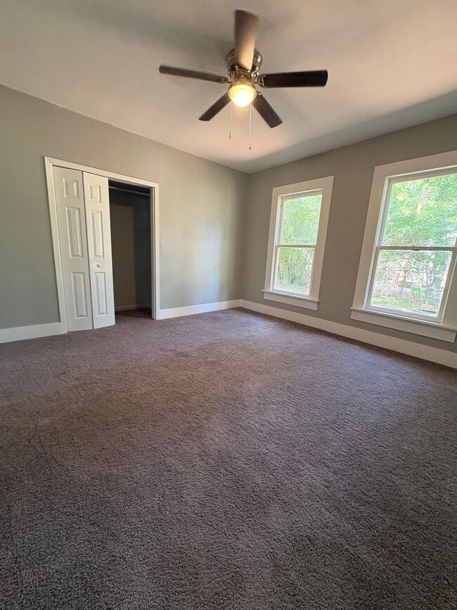 Building Photo - Amazing 4 bedroom/1 bath home with Central Air & Heat!