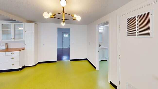 Building Photo - Beautiful Sellwood Bungalow in One of Portland's Most Desirable Neighborhoods. Pet friendly!
