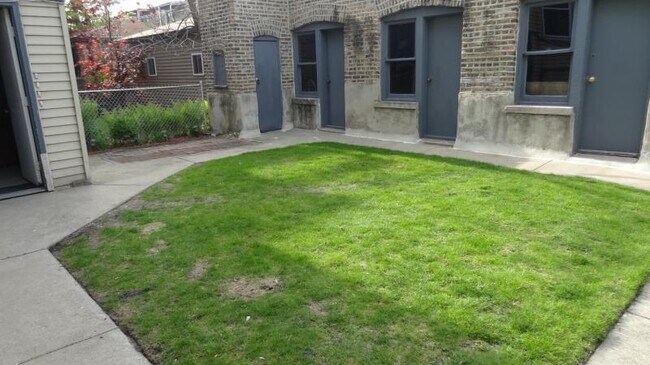 Building Photo - 1310 W Thorndale Ave