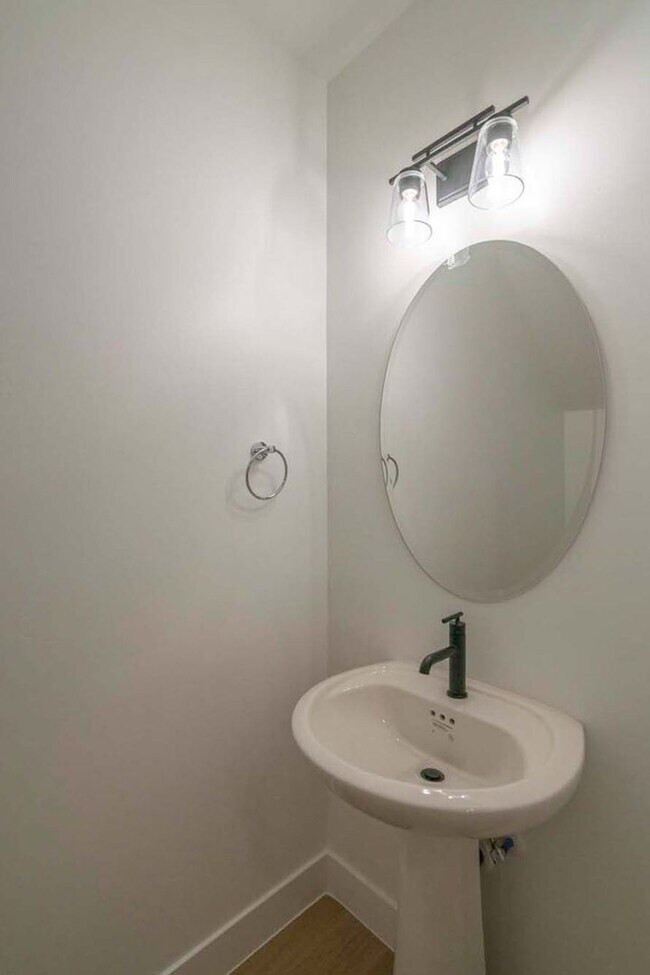 Building Photo - 3 Bedroom Townhome in Washington Fields wi...