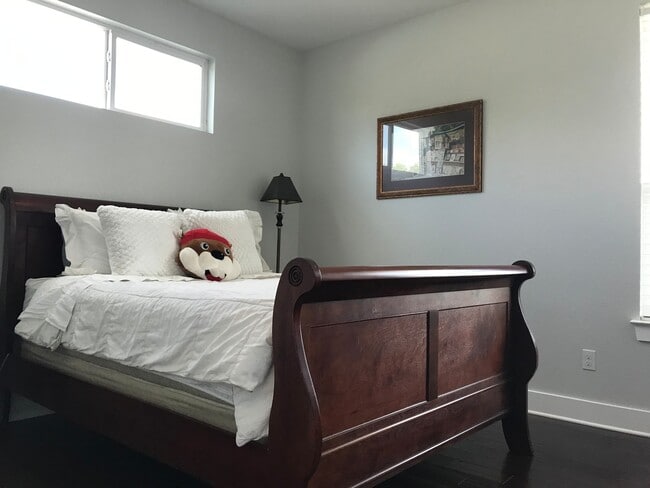 Building Photo - BEAUTIFUL, OPEN TOWNHOUSE CLOSE TO DOWNTOWN