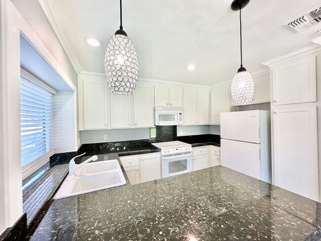 Building Photo - Beautiful, End-Unit, Ground Level, Largest SF 1/1 layout in the Pala Mesa Villas Community with G...