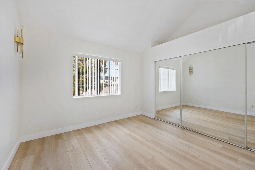 Building Photo - 10128 Hillhaven Ave