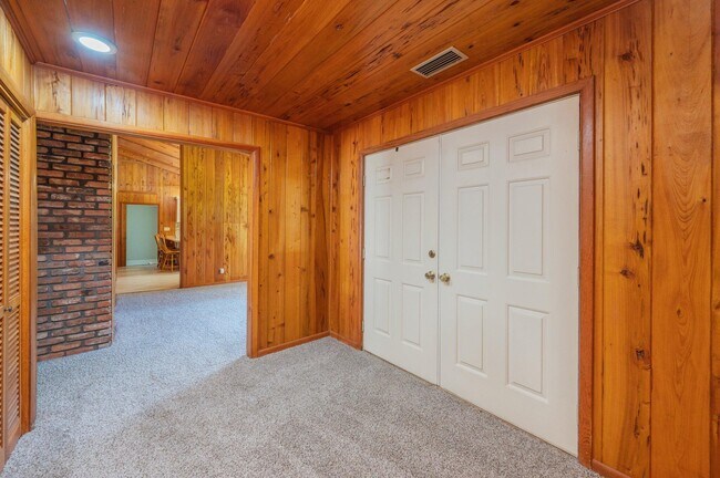 Building Photo - 803 Ingle Rd