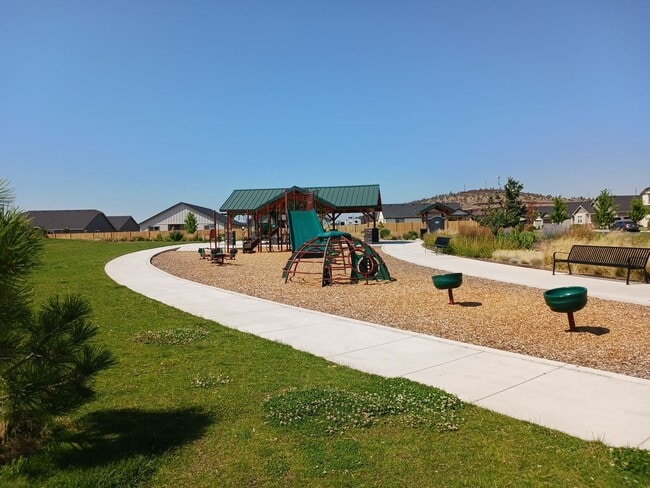 Building Photo - $500 OFF 1st months rent! Beautiful 2-Bedroom Home located in Redmond Oregon.