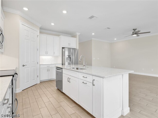Building Photo - 28029 Sanibel Sands St
