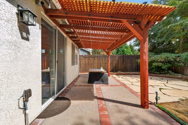 Building Photo - 1647 Gateway Dr