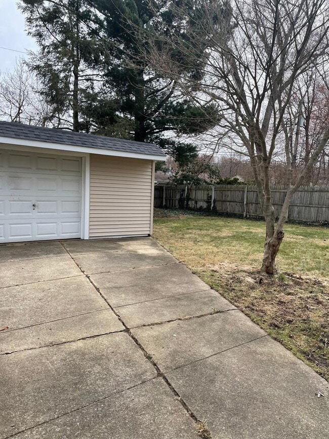 Building Photo - 1747 Benjamin Rd