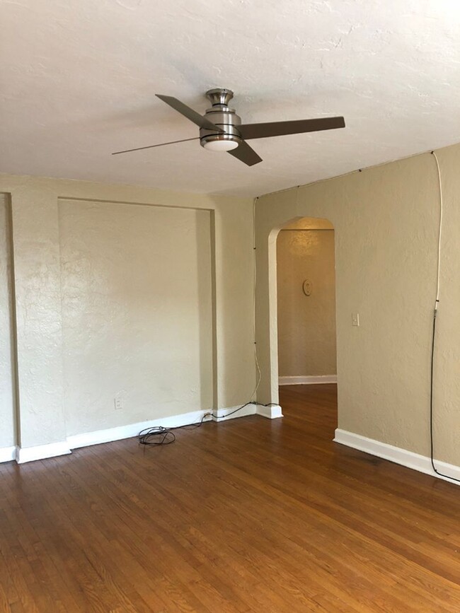 Building Photo - One Bedroom In Shadyside