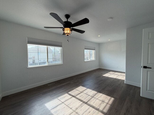 Building Photo - Spacious and Bright 3BD Home in Denver - Available Now