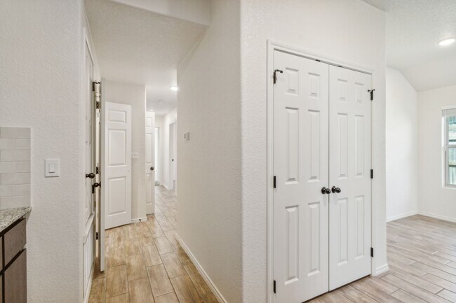 Building Photo - Modern 3-Bedroom Duplex in Temple with Spa...