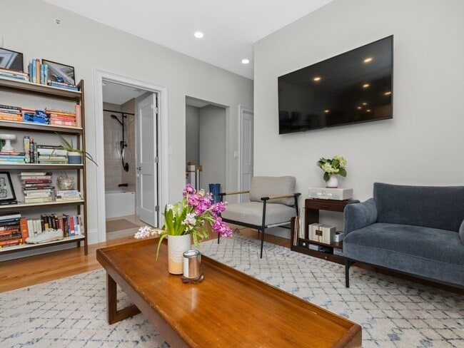 Building Photo - 225 Saratoga St