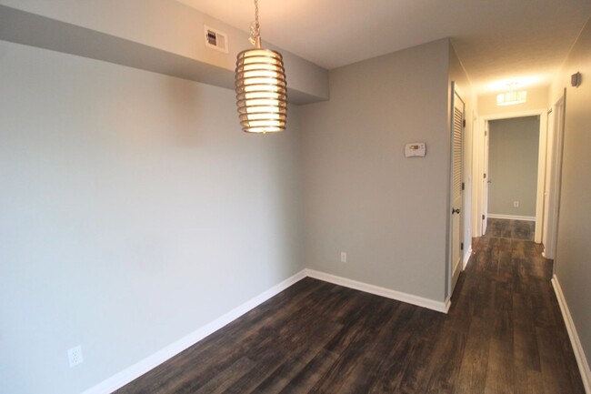 Building Photo - Remodeled Condo with amazing Mountain View...