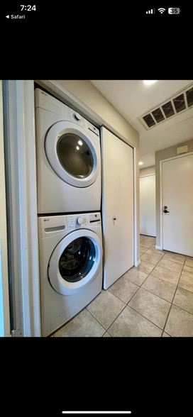 Building Photo - 2220 Camino de la Reina