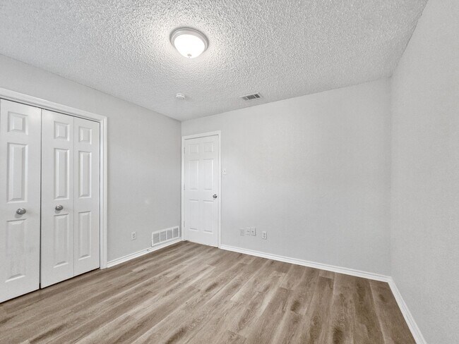 Building Photo - Coming Soon! 4 BR/2BA | Newly Renovated Single Family Home | Covered Patio | In Waxahachie!