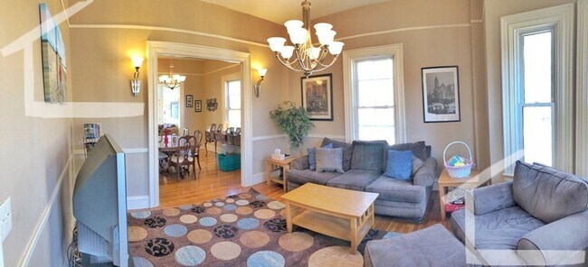 Building Photo - Huge 4+ bed unit with 2000+sf of space, pr...