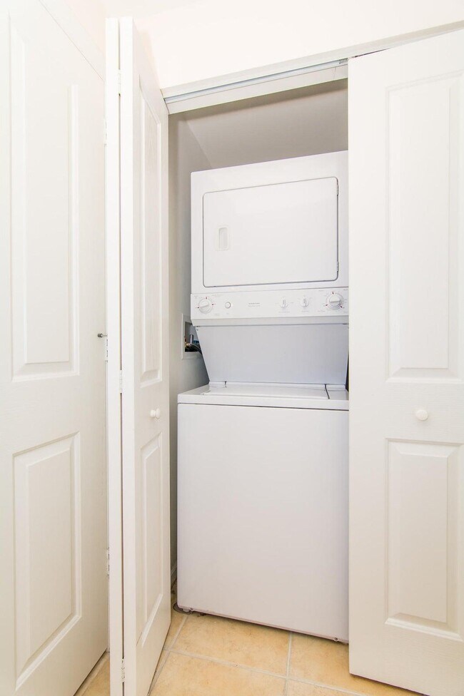 Building Photo - 511 SE 5 Ave