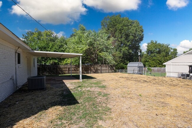 Building Photo - 3 bedroom, 2 bath recently renovated in So...