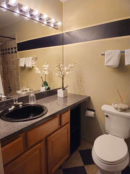 Building Photo - 5820 Oakwood Dr
