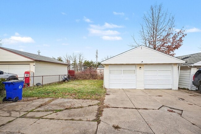 Building Photo - Updated First-Floor 2BR with Garage Parking and On-Site Laundry