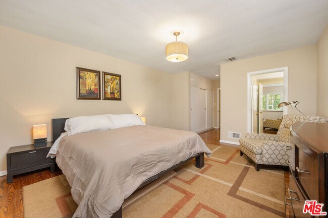 Building Photo - 723 Sierra Dr