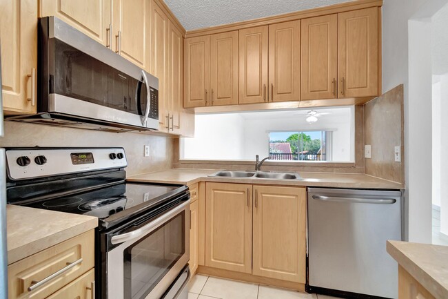 Building Photo - 8431 Royal Palm Blvd