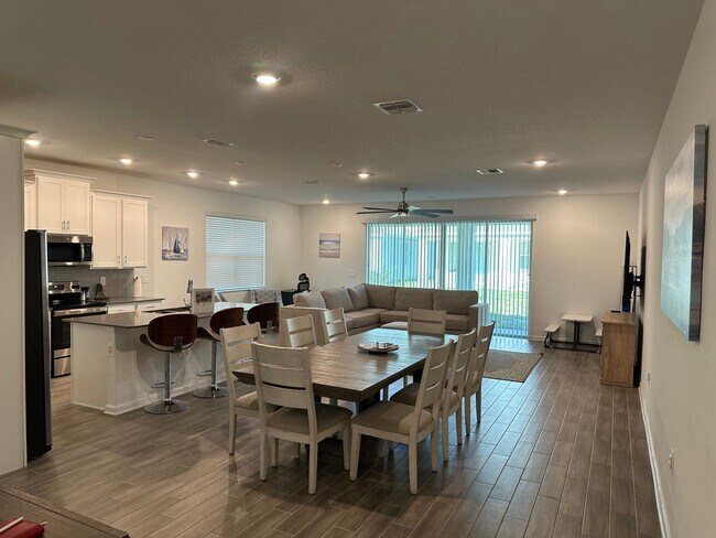 Building Photo - Spacious 4 bedroom 2.5 Bath, Fully Furnish...