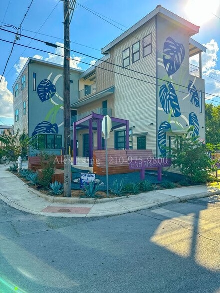 Building Photo - 630 Montana St