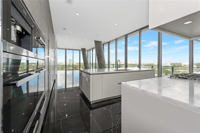 Building Photo - 2669 S Bayshore Dr