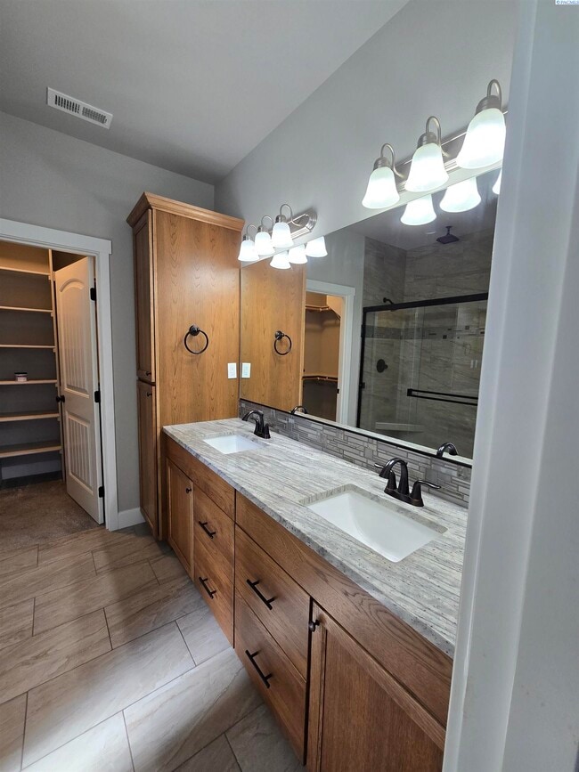 Building Photo - Short Term Rental Rental in Kennewick w/Lawn Care