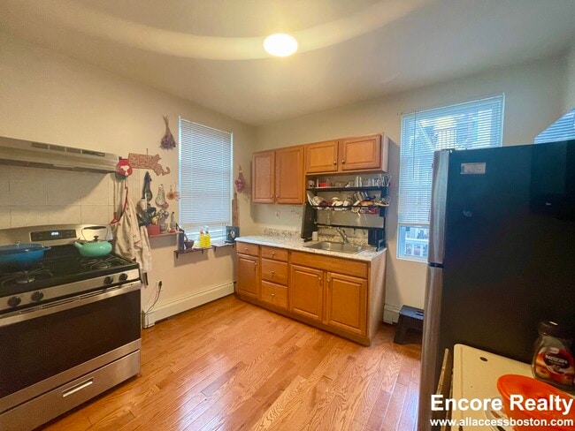 Building Photo - 75 Putnam St