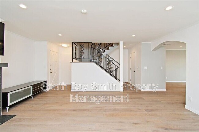 Building Photo - 122 S Guadalupe Ave