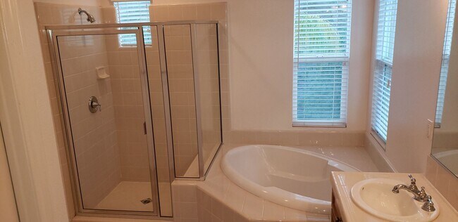 Building Photo - 70 Vía De La Valle