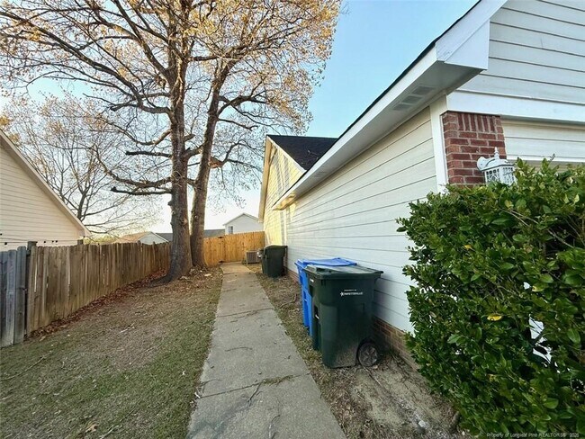 Building Photo - 8420 Deertrot Dr