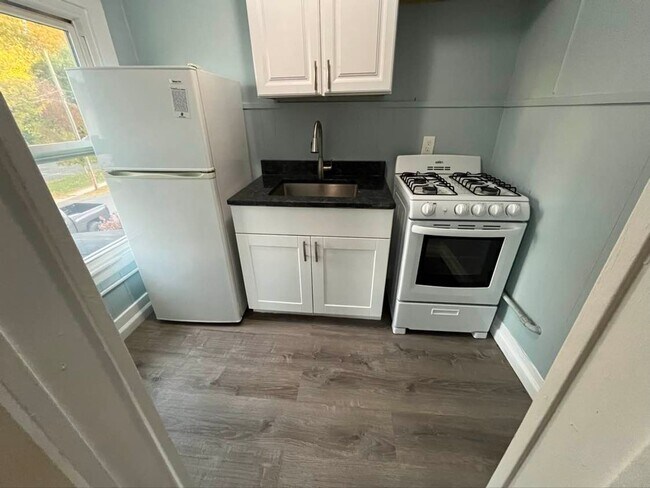 Building Photo - Gorgeous 1-bedroom, Second floor! Apartmen...