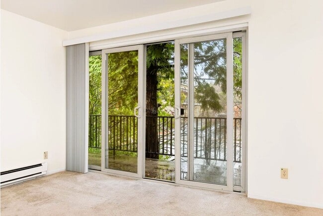 Building Photo - 1 Bedroom 1 Bath Condo in Kirkland! Lock in this great price before the New-Year!