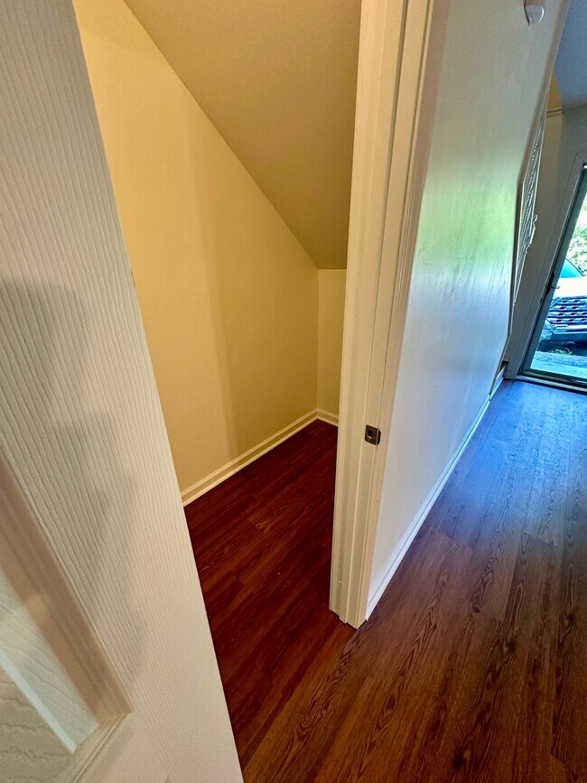 Building Photo - 2 BEDROOM/ 1.5 BATHROOM TOWNHOME-WALKING D...