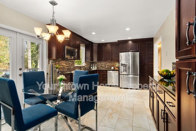 Building Photo - 2883 Fantasy Ln