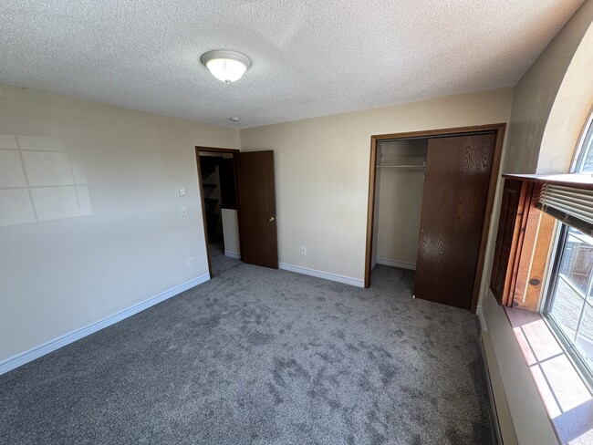 Building Photo - 975 Meriden Rd